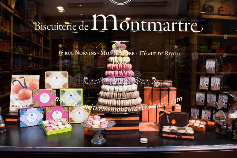 Assortiment van kleurrijke makarons op koffieshowcase, Parijs, Montmartre royalty-vrije stock foto's Assortiment van kleurrijke makarons op koffieshowcase, Parijs, Montmartre royalty-vrije stock foto's