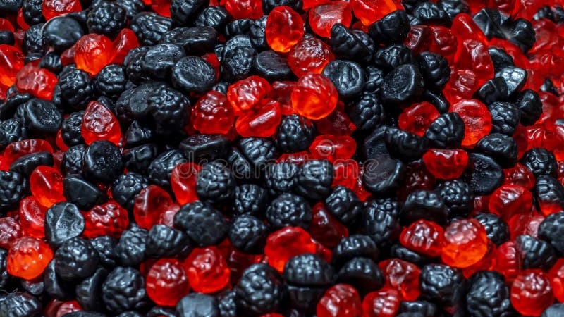 Assortimento colorato di caramelle di colore rosso e nero in esposizione fotografie stock libere da diritti