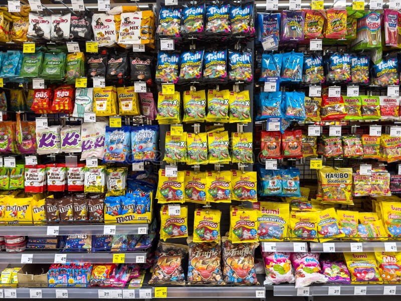 Assortimento colorato di caramelle preconfezionate sul supermercato fotografia stock