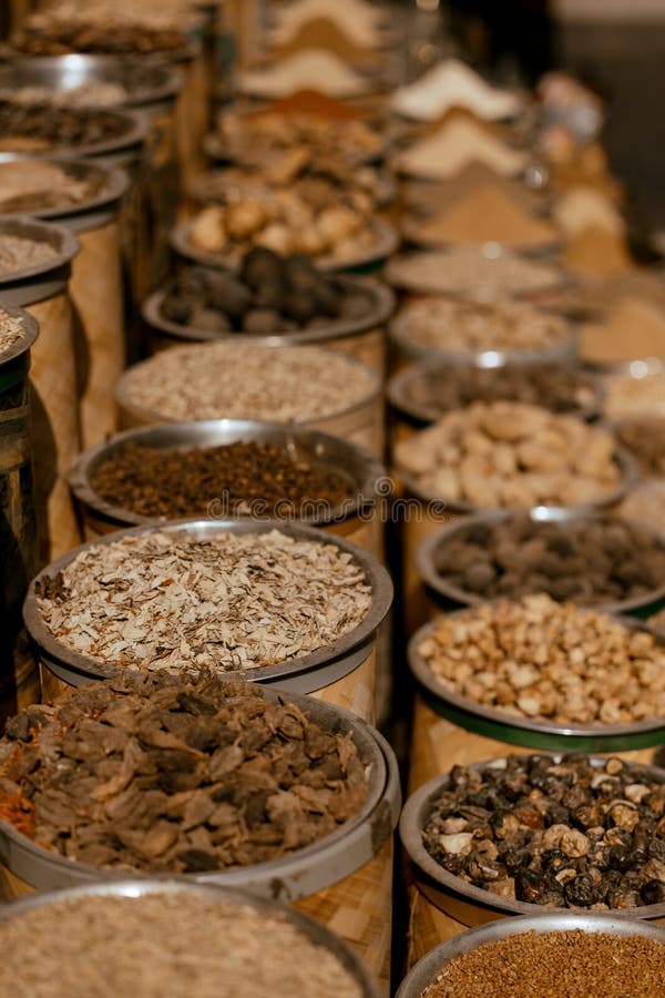 Assortimento colorato di frutta secca e noci esposto in un mercato che presenta sapori locali e snack sani fotografia stock