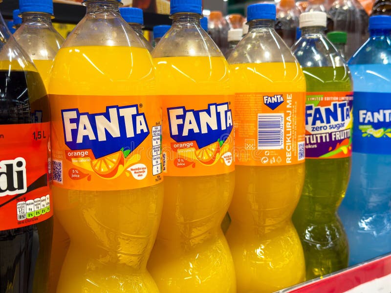 Assortimento colorato di zucchero fanta arancione zero e bottiglie di bevande esotiche sulla mensola del negozio fotografia stock libera da diritti