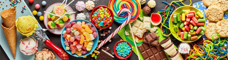 Assortimento dei dolci e della caramella colourful e festivi