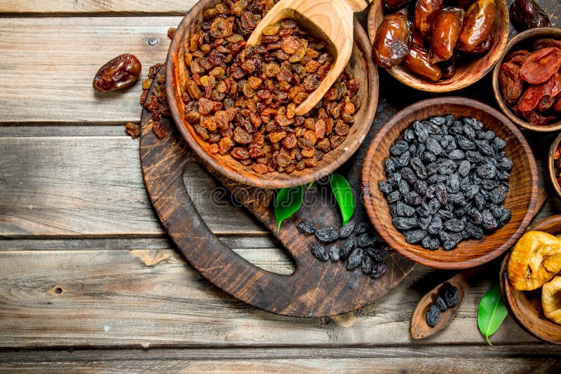 Assortimento dei frutti secchi differenti in ciotole Su una priorità bassa di legno