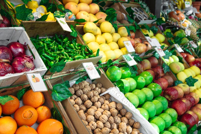 Assortimento dei frutti variopinti freschi al mercato fotografia stock Assortimento dei frutti variopinti freschi al mercato fotografia stock