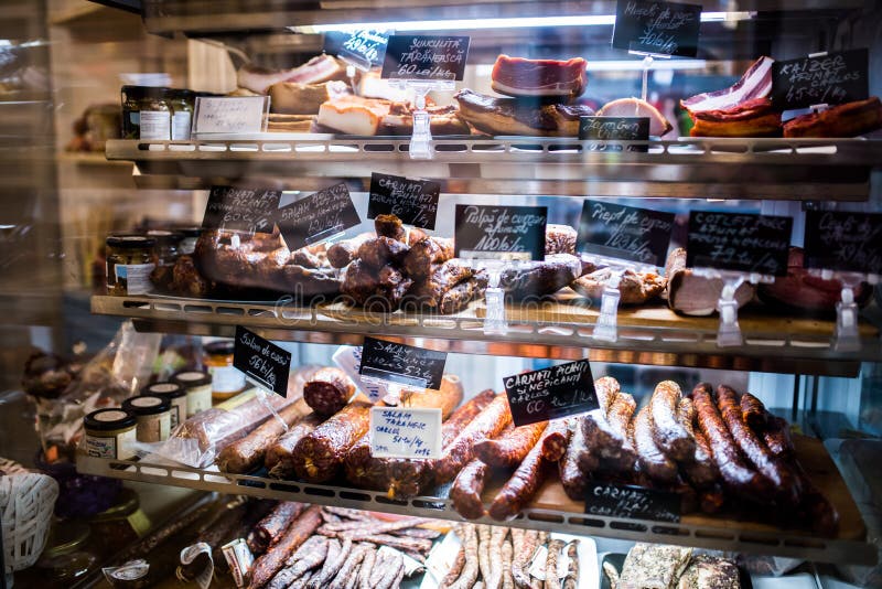 Assortimento dei prodotti a base di carne fatti dagli artigiani rumeni ed ungheresi immagine stock libera da diritti