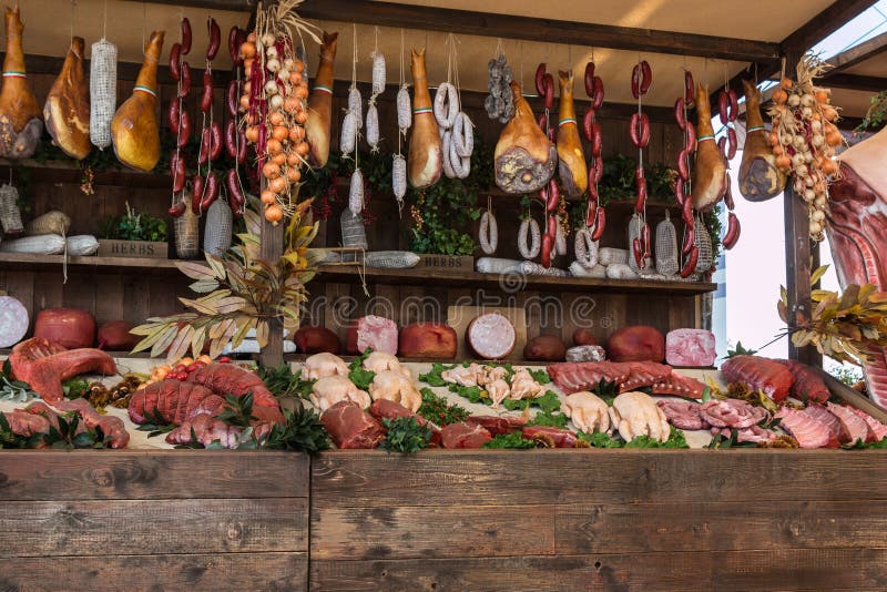 Assortimento e salsiccie della carne in macellaio Shop sul bordo di legno fotografia stock Assortimento e salsiccie della carne in macellaio Shop sul bordo di legno fotografia stock