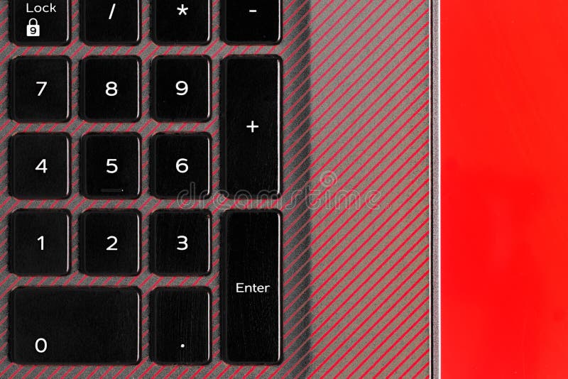 Assuntos modernos para o trabalho e estudo Numpad - parte do teclado de um computador portátil em voga num fundo vermelho brilhan foto de stock royalty free Assuntos modernos para o trabalho e estudo Numpad - parte do teclado de um computador portátil em voga num fundo vermelho brilhan foto de stock royalty free
