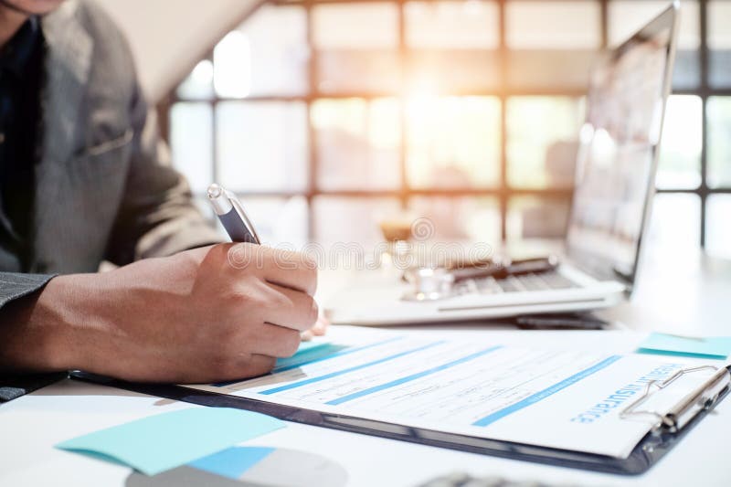 Assurance-maladie de stylo de participation d'agent d'assurance image stock