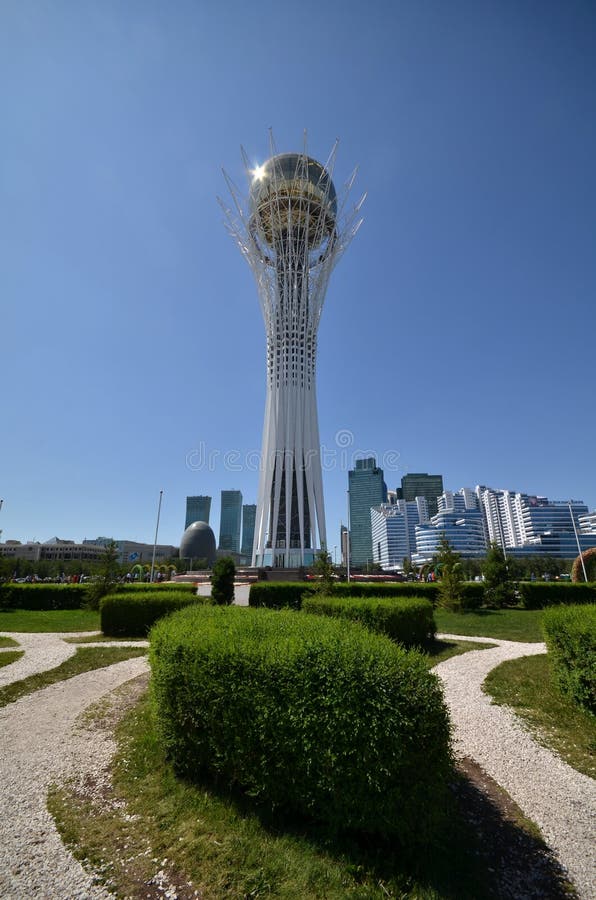 Astana bayterek wieży symbol Kazachstan. WATER-GREEN bulwar, ASTANA, KAZACHSTAN LIPIEC, 2015: Widok pomnikowy Bayterek, symbol Kazachstan
