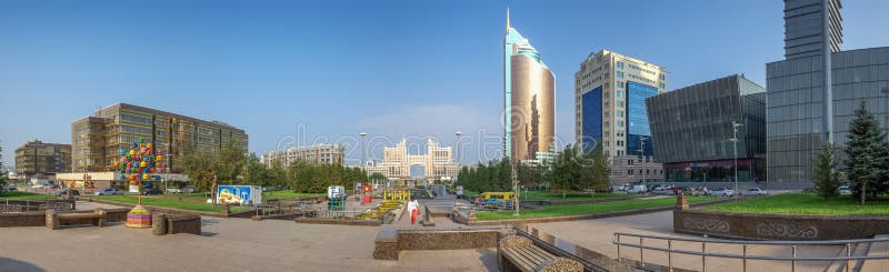 ASTANA, IL KAZAKISTAN - 7 LUGLIO 2016: Panorama del centro amministrativo fotografia stock libera da diritti ASTANA, IL KAZAKISTAN - 7 LUGLIO 2016: Panorama del centro amministrativo fotografia stock libera da diritti