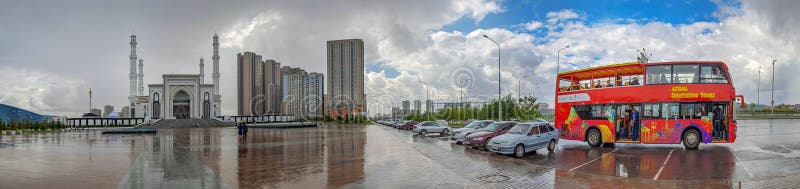 ASTANA, IL KAZAKISTAN - 2 LUGLIO 2016: Quadrato e il ` del sultano di Hazret del ` della moschea nella pioggia fotografie stock libere da diritti ASTANA, IL KAZAKISTAN - 2 LUGLIO 2016: Quadrato e il ` del sultano di Hazret del ` della moschea nella pioggia fotografie stock libere da diritti