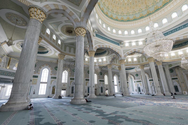Astana, Kazachstan, Sierpień 3 2018: Wewnętrzny widok nowy Hazrat sułtanu meczet w Astana fotografia stock Astana, Kazachstan, Sierpień 3 2018: Wewnętrzny widok nowy Hazrat sułtanu meczet w Astana fotografia stock