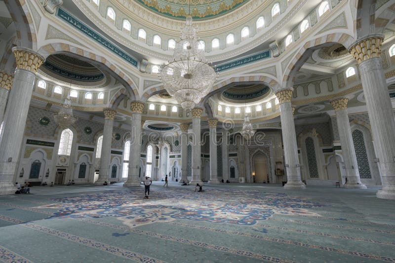 Astana, Kazakhstan, le 3 août 2018 : Vue intérieure du nouveau Hazrat Sultan Mosque image stock Astana, Kazakhstan, le 3 août 2018 : Vue intérieure du nouveau Hazrat Sultan Mosque image stock