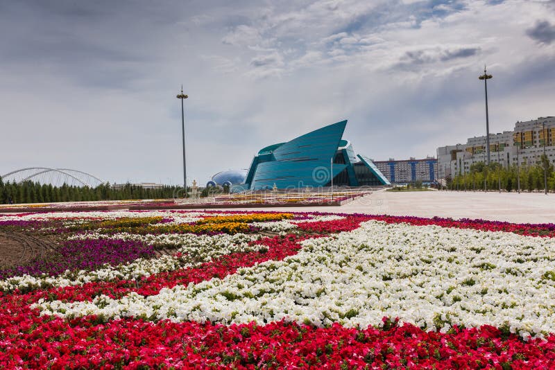 Astaná, Kazajistán - 25 de agosto de 2015: El concierto central Hall Kazakhstan imagen de archivo libre de regalías Astaná, Kazajistán - 25 de agosto de 2015: El concierto central Hall Kazakhstan imagen de archivo libre de regalías