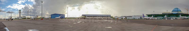 ASTANÁ, KAZAJISTÁN - 17 DE JULIO DE 2016: Panorama del aeropuerto en un día nublado imagenes de archivo ASTANÁ, KAZAJISTÁN - 17 DE JULIO DE 2016: Panorama del aeropuerto en un día nublado imagenes de archivo