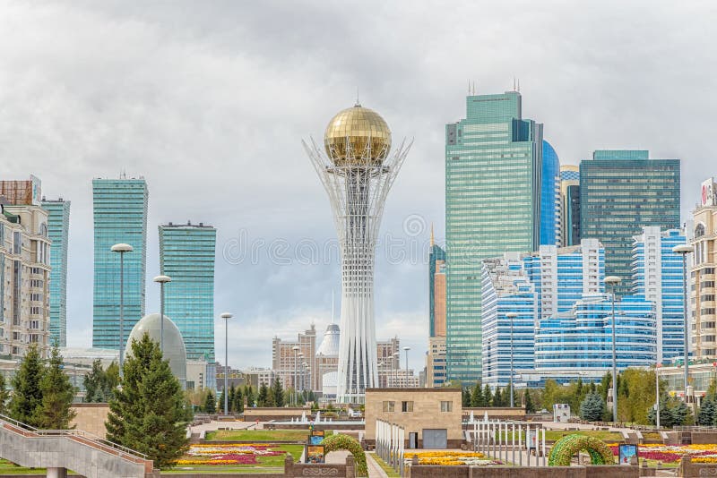 Astaná, Kazajistán - 3 de septiembre de 2016: Baiterek - la central a imagen de archivo Astaná, Kazajistán - 3 de septiembre de 2016: Baiterek - la central a imagen de archivo