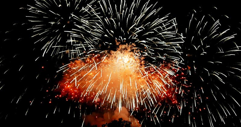 Astratto d'oro che acceca le celebrazioni con fuochi d'artificio sullo sfondo nero, festoso felice anno nuovo