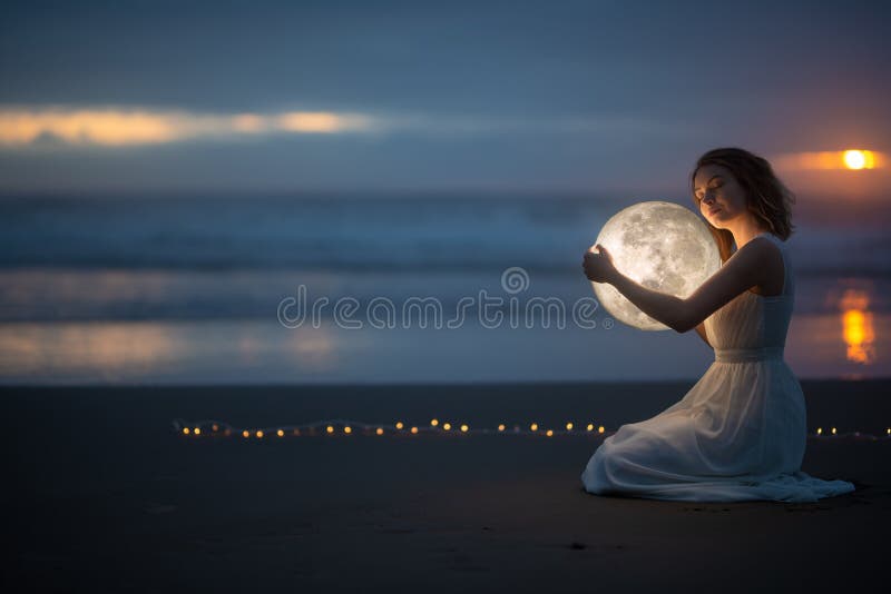 Astrologia Segreto e indovinello Bellissima ragazza su una spiaggia notturna con la sabbia abbraccia la luna, foto d'arte immagini stock Astrologia Segreto e indovinello Bellissima ragazza su una spiaggia notturna con la sabbia abbraccia la luna, foto d'arte immagini stock