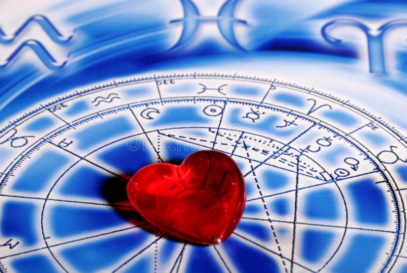 Červené srdce nad modrá astrologické pozadí.