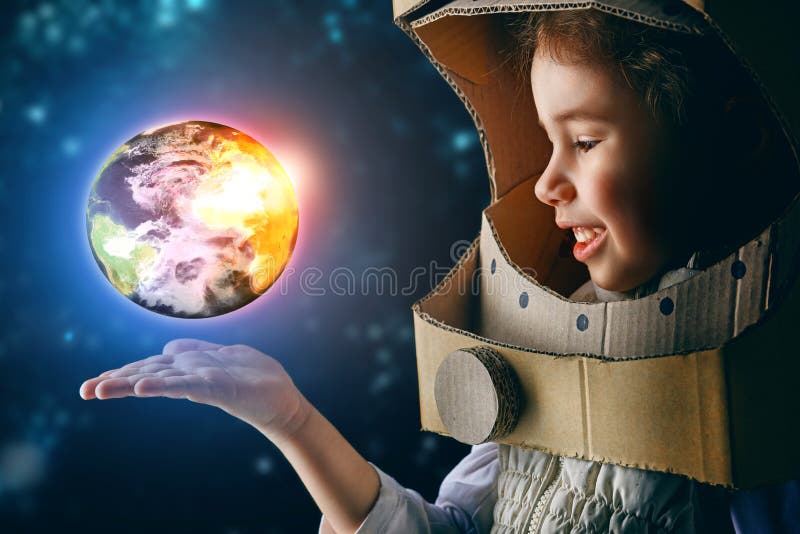 Il bambino è vestito in un costume da astronauta.