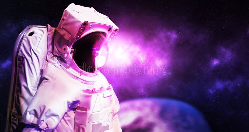 Astronauți care explorează aventuri spațiale în timp ce poartă costum spațial stock photography