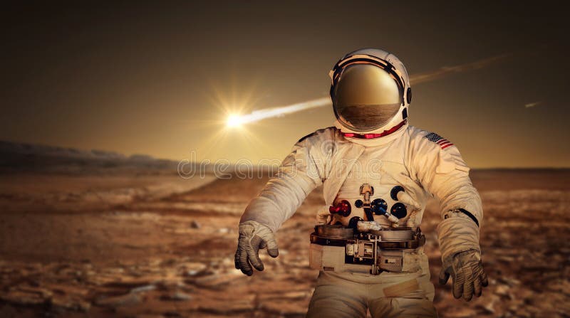 Astronautul explorând suprafața planetei roșii Marte. royalty free stock image