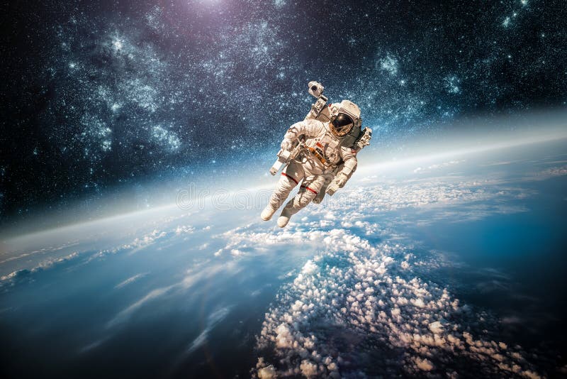 Astronaut im Weltraum vor dem hintergrund des Planeten Erde.