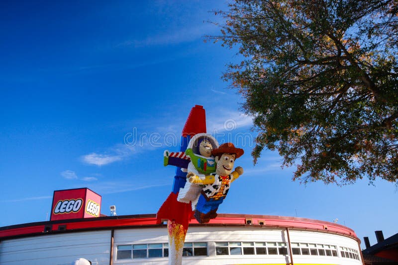 Astronaut på raketskulptur på den Lego zonen av i stadens centrum Disney arkivbilder Astronaut på raketskulptur på den Lego zonen av i stadens centrum Disney arkivbilder