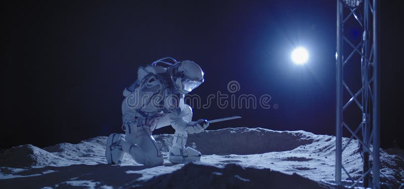 Astronauta arrodillado en la luna