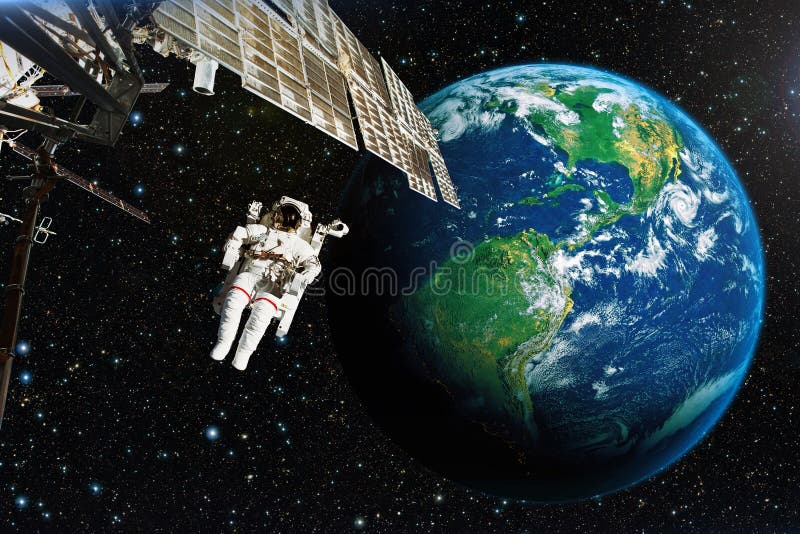 Astronauta en espacio exterior contra el contexto del eart del planeta fotos de archivo Astronauta en espacio exterior contra el contexto del eart del planeta fotos de archivo