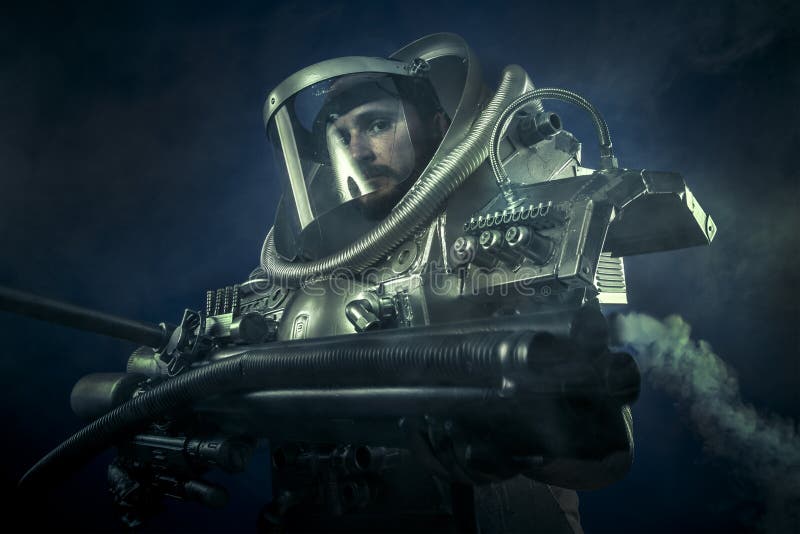 Astronauta, guerrero de la fantasía con el arma de espacio enorme foto de archivo libre de regalías Astronauta, guerrero de la fantasía con el arma de espacio enorme foto de archivo libre de regalías