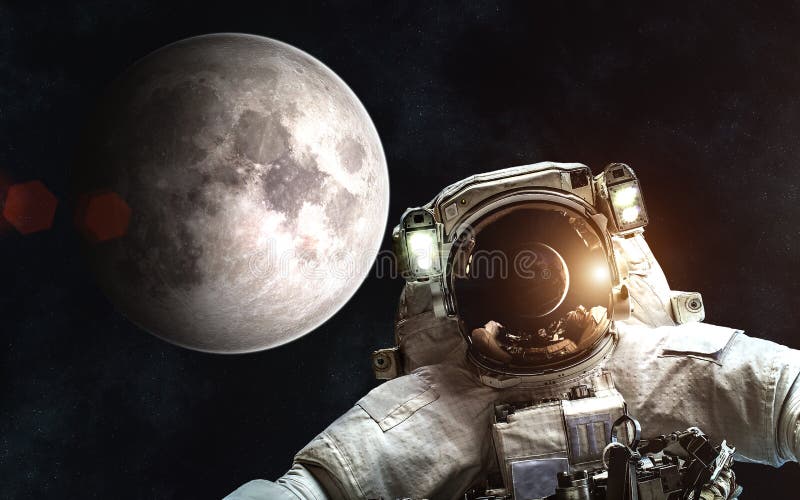 Astronauta na tle księżyc Słońce i ziemia w odbiciu hełm spacesuit Elementy wizerunek meblują NASA zdjęcie stock