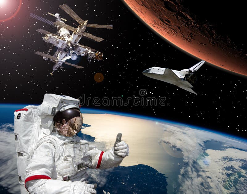 Astronauta pokazuje, jak wygląda lot do Mars. stacja kosmiczna na tle. prom lecący. elementy tego obrazu. Motyw kosmiczny. kontekst naukowy. elementy tego obrazu przedstawione przez nasa space and science.