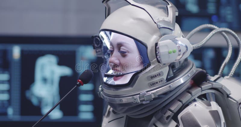 Astronauta rozmawia na konferencji prasowej