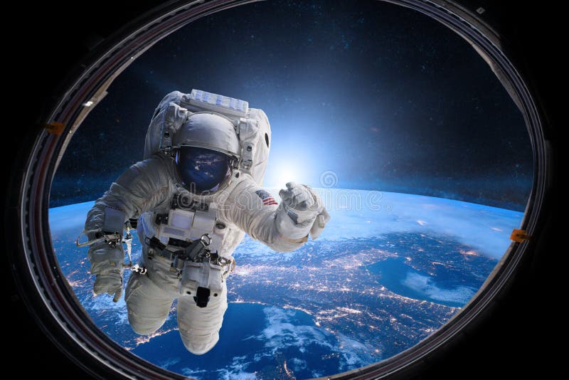 Astronauta w kosmosie od porthole na tle ziemia Elementy ten wizerunek meblujący NASA zdjęcia royalty free