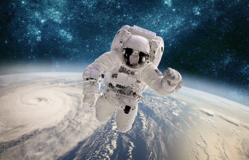 Astronauta w kosmosie przeciw tłu planety ziemia Tajfun nad planety ziemią zdjęcia royalty free Astronauta w kosmosie przeciw tłu planety ziemia Tajfun nad planety ziemią zdjęcia royalty free
