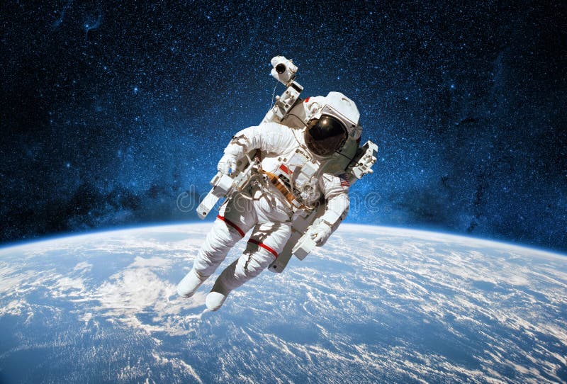 Astronauta w kosmosie z planety ziemią jako tło elementy obrazy royalty free