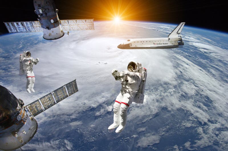 Astronauten in kosmische ruimte - Elementen van dit die beeld door NASA wordt geleverd royalty-vrije stock afbeelding Astronauten in kosmische ruimte - Elementen van dit die beeld door NASA wordt geleverd royalty-vrije stock afbeelding