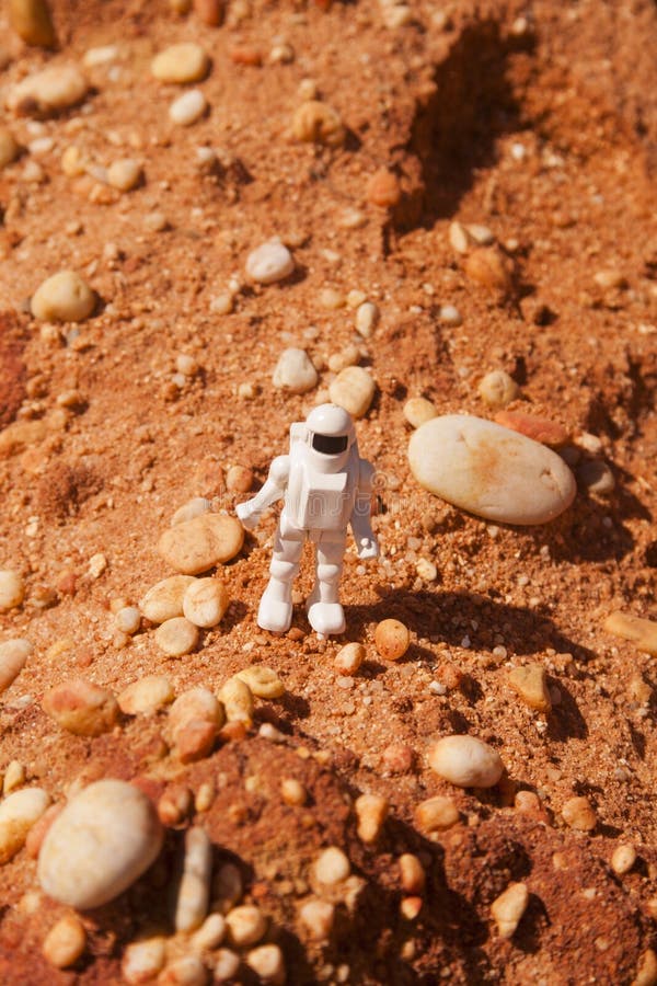 Astronautul explorează conceptul Marte stock images