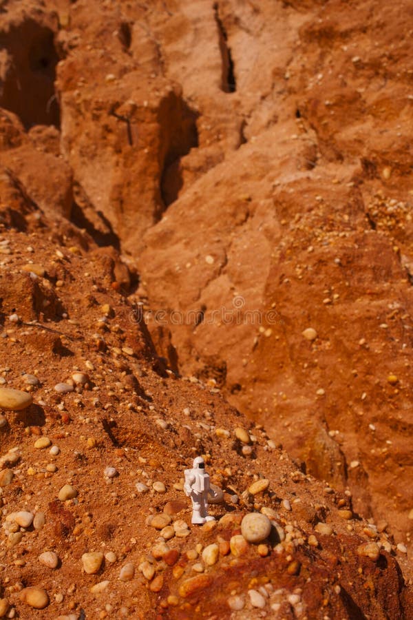 Astronautul explorează conceptul Marte stock photos