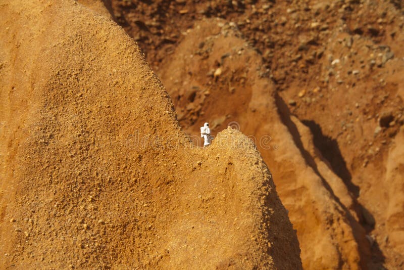 Astronautul explorează conceptul Marte stock photography