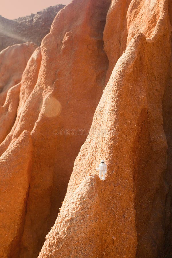Astronautul explorează conceptul Marte stock photography