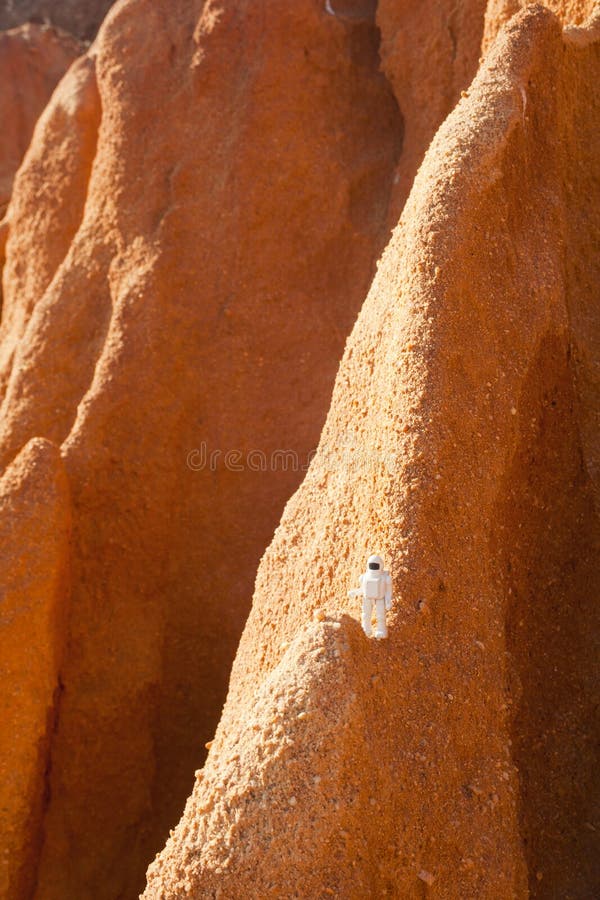 Astronautul explorează conceptul Marte stock images