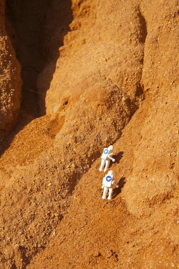 Astronautul explorează conceptul Marte stock images