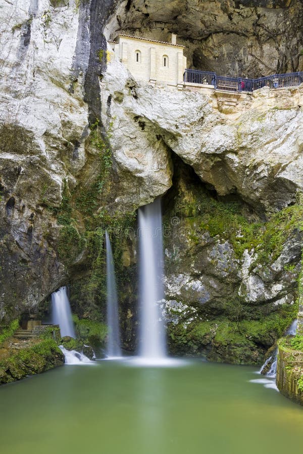 asturias grottacovadonga helgedom spain royaltyfria bilder asturias grottacovadonga helgedom spain royaltyfria bilder