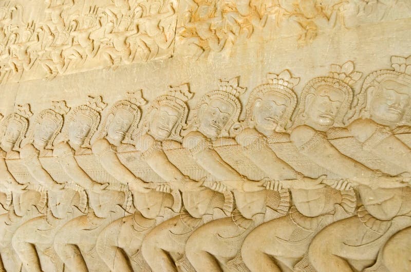 Asuras используя змея Vasuki для того чтобы сбивать море на барельеф сбивать моря молока в Angkor Wat стоковые фото Asuras используя змея Vasuki для того чтобы сбивать море на барельеф сбивать моря молока в Angkor Wat стоковые фото