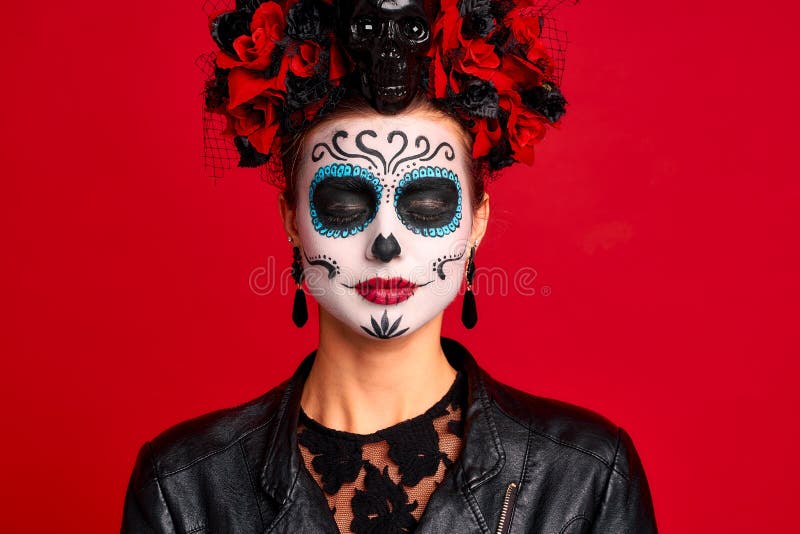  Asustada Joven Y Aterradora Señora Calavera Viste Maquillaje Artístico Para La Fiesta De Todos Los Muertos Usa Chaqueta De Cuero Foto de archivo