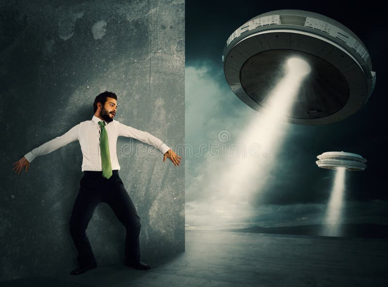Asustado por el UFO foto de archivo Asustado por el UFO foto de archivo