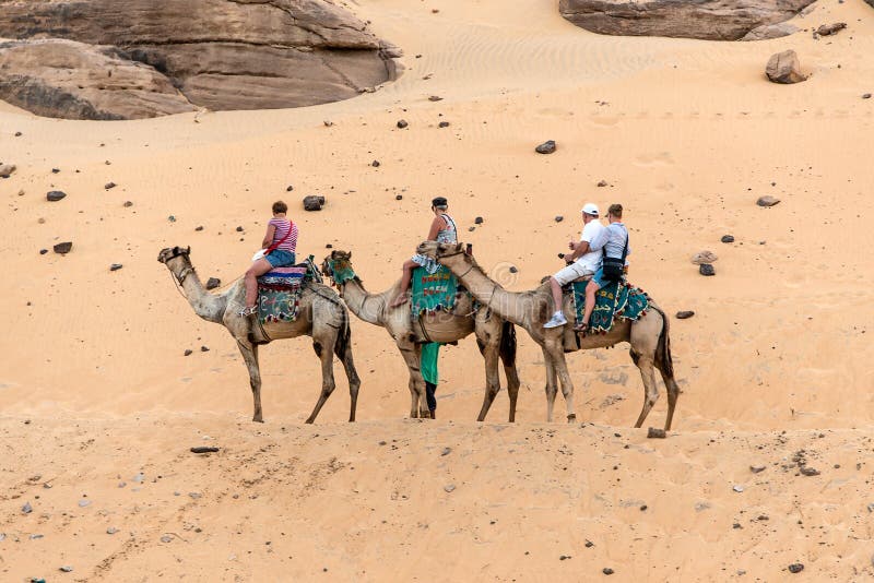 ASWAN, ΑΊΓΥΠΤΟΣ 18 05 2018 τουρίστες στην καμήλα περιοδεύουν στο χωριό Nubian τη Δυτική Όχθη του ποταμού Νείλος στην περιοχή Aswa στοκ εικόνες με δικαίωμα ελεύθερης χρήσης ASWAN, ΑΊΓΥΠΤΟΣ 18 05 2018 τουρίστες στην καμήλα περιοδεύουν στο χωριό Nubian τη Δυτική Όχθη του ποταμού Νείλος στην περιοχή Aswa στοκ εικόνες με δικαίωμα ελεύθερης χρήσης