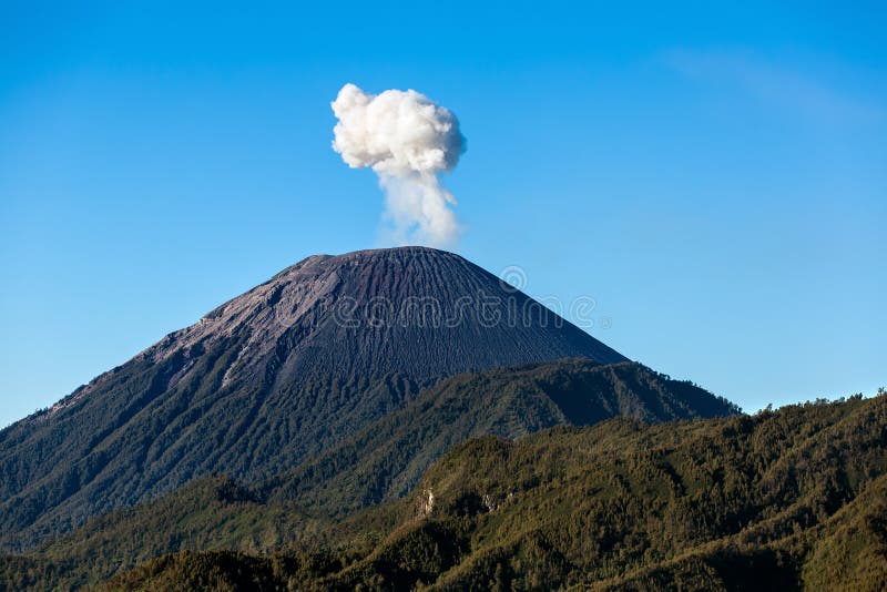 Aswolk die in Semeru Volcano Mountain, Java, Indonesi toenemen